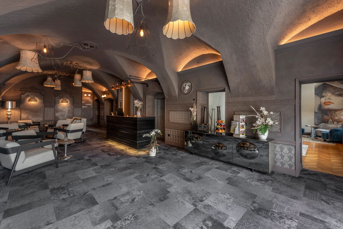 Lobby und Lounge mit Sitzgruppen