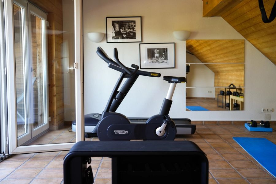 Cardioraum mit Ergometer und Laufband