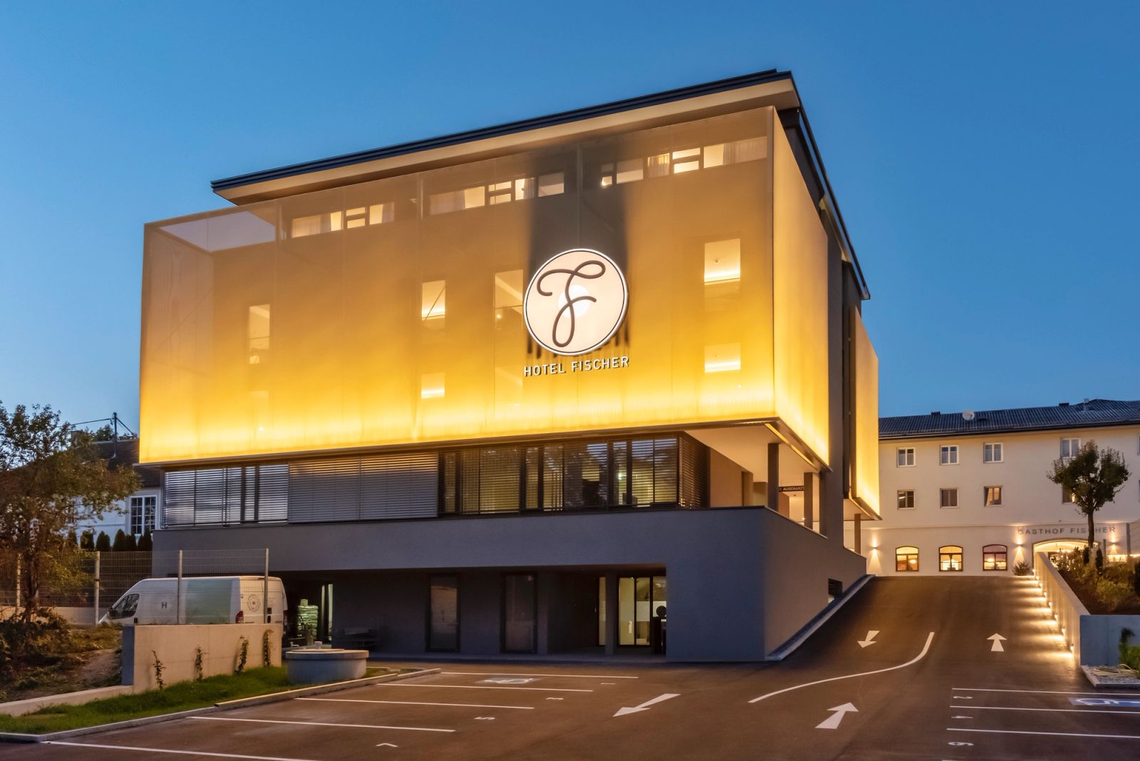 Parkplätze und E-Ladestationen direkt am Hotel Fischer