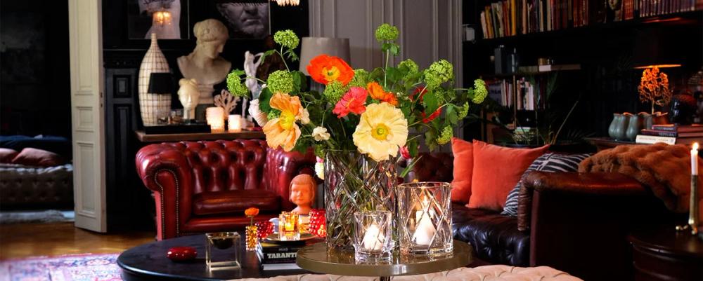 Skogsberg & Smart crystal glassware with flowers in a colourful living room