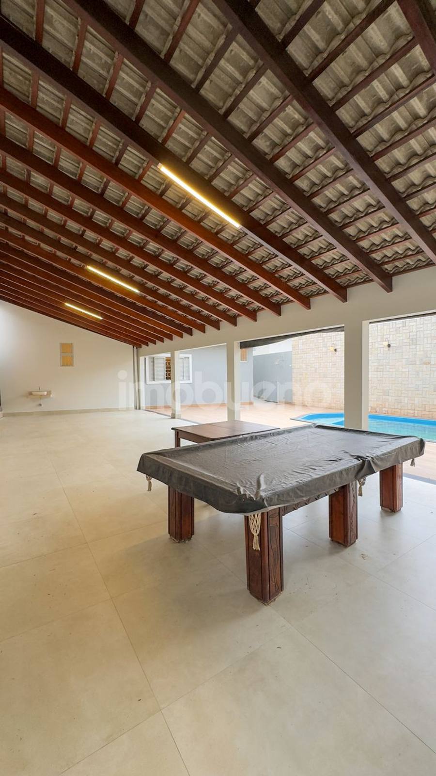 Foto 4 de Casa à Venda com piscina, 3 quartos sendo 3 suítes no Centro.