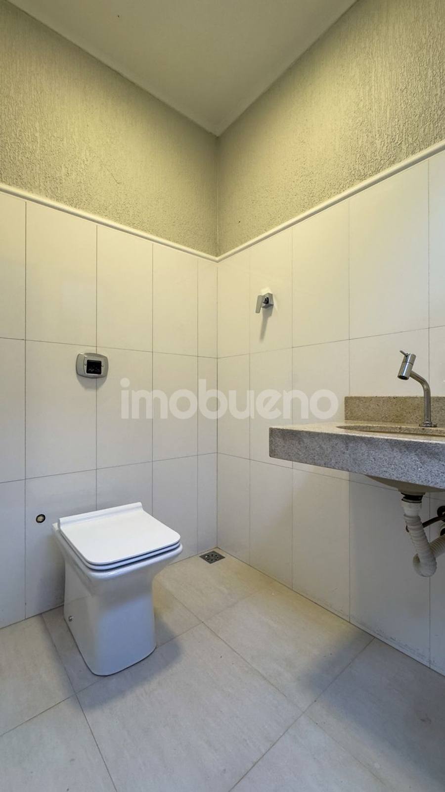 Foto 9 de Casa à Venda com piscina, 3 quartos sendo 3 suítes no Centro.