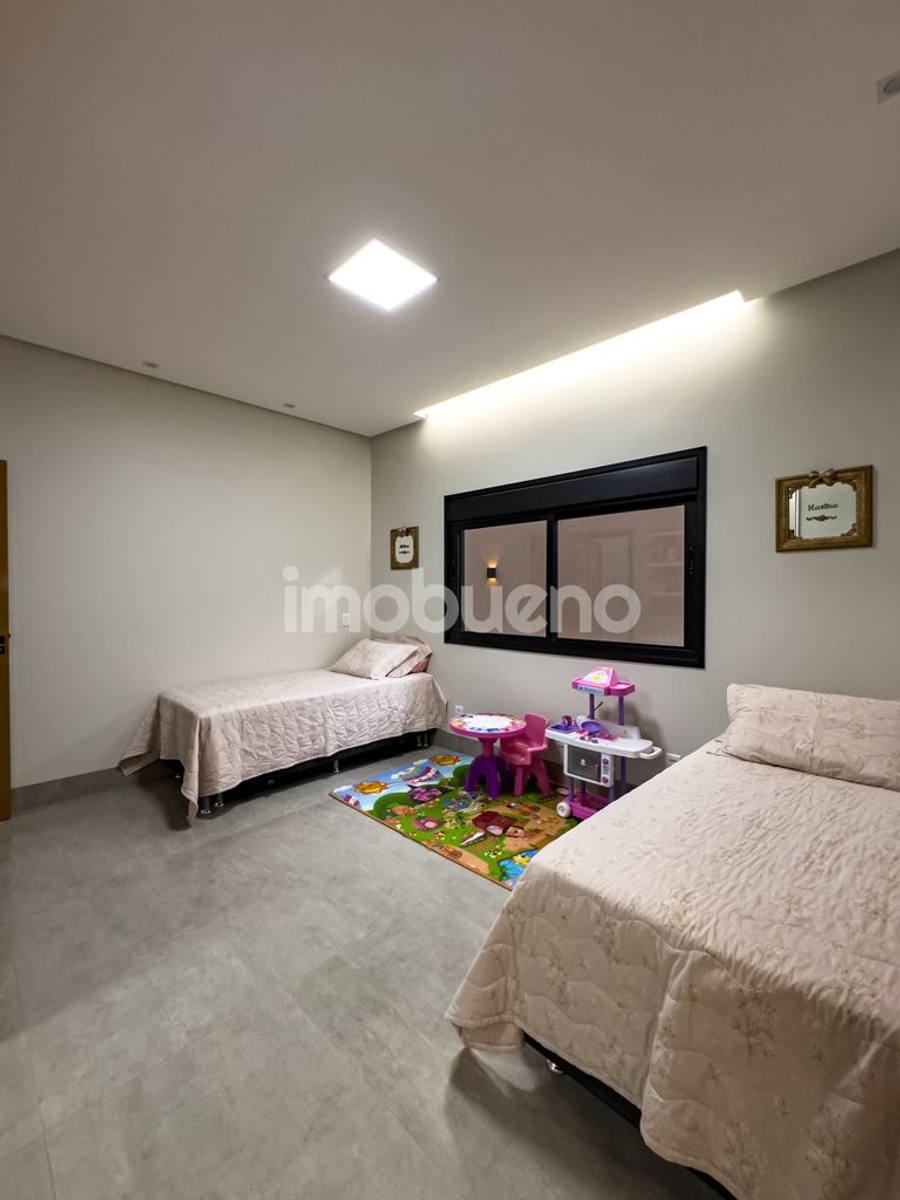 Foto 32 de Casa à venda com 3 quartos sendo 2 suítes no Jardim Triângulo. 251m².