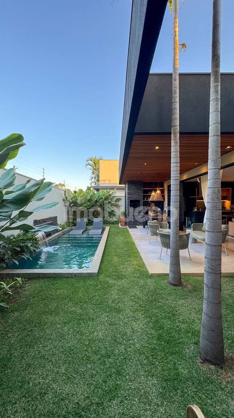 Casa à Venda de alto padrão em condomínio, 3 quartos sendo 2 suítes. 193,65m². em Chácaras Setor Sul