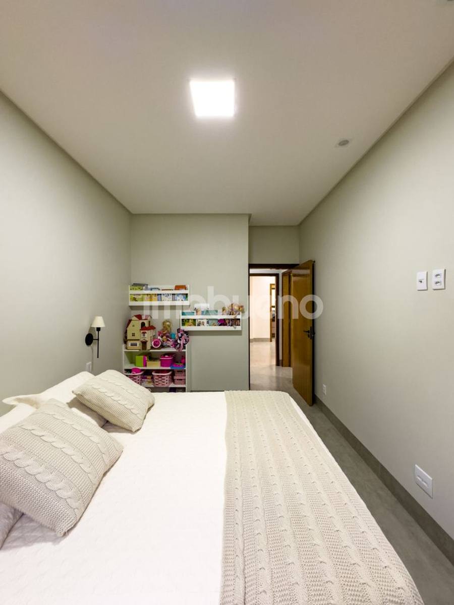 Foto 30 de Casa à venda com 3 quartos sendo 2 suítes no Jardim Triângulo. 251m².
