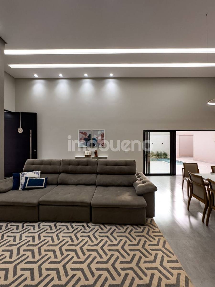 Foto 9 de Casa à venda com 3 quartos sendo 2 suítes no Jardim Triângulo. 251m².