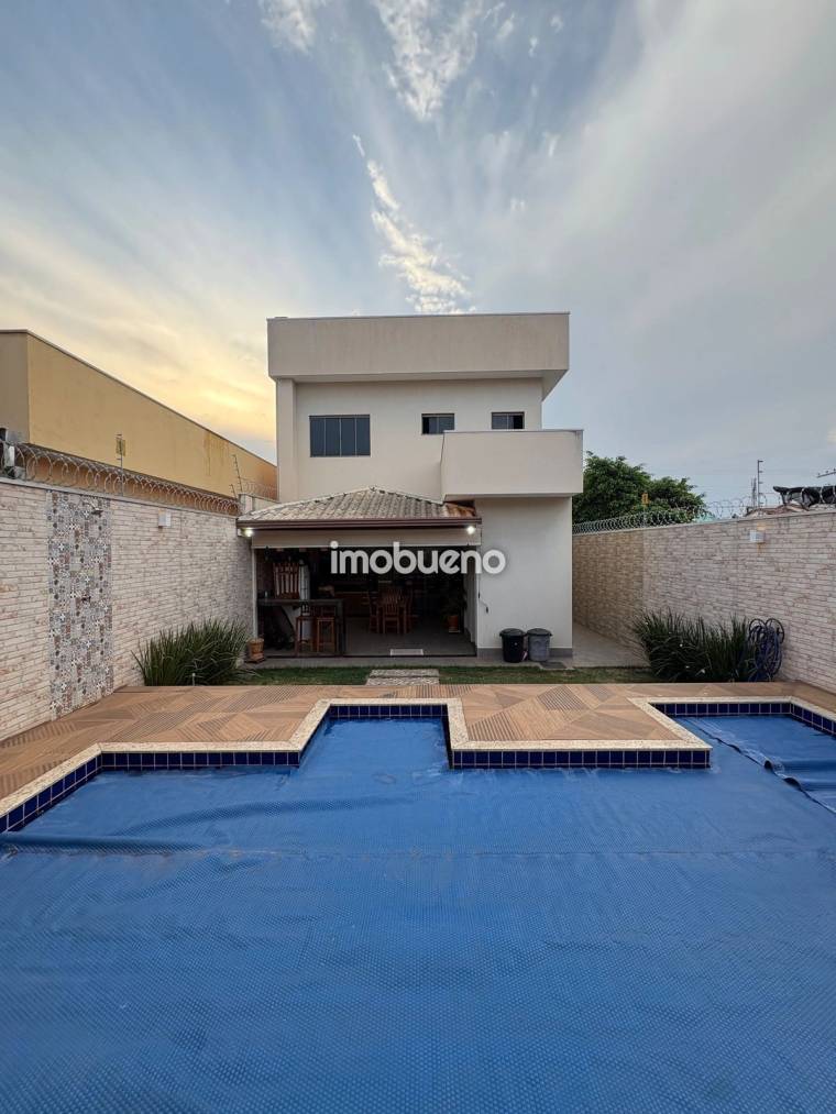 Sobrado com 3 Suítes e 198m² no Bairro Formosinha em Formosinha