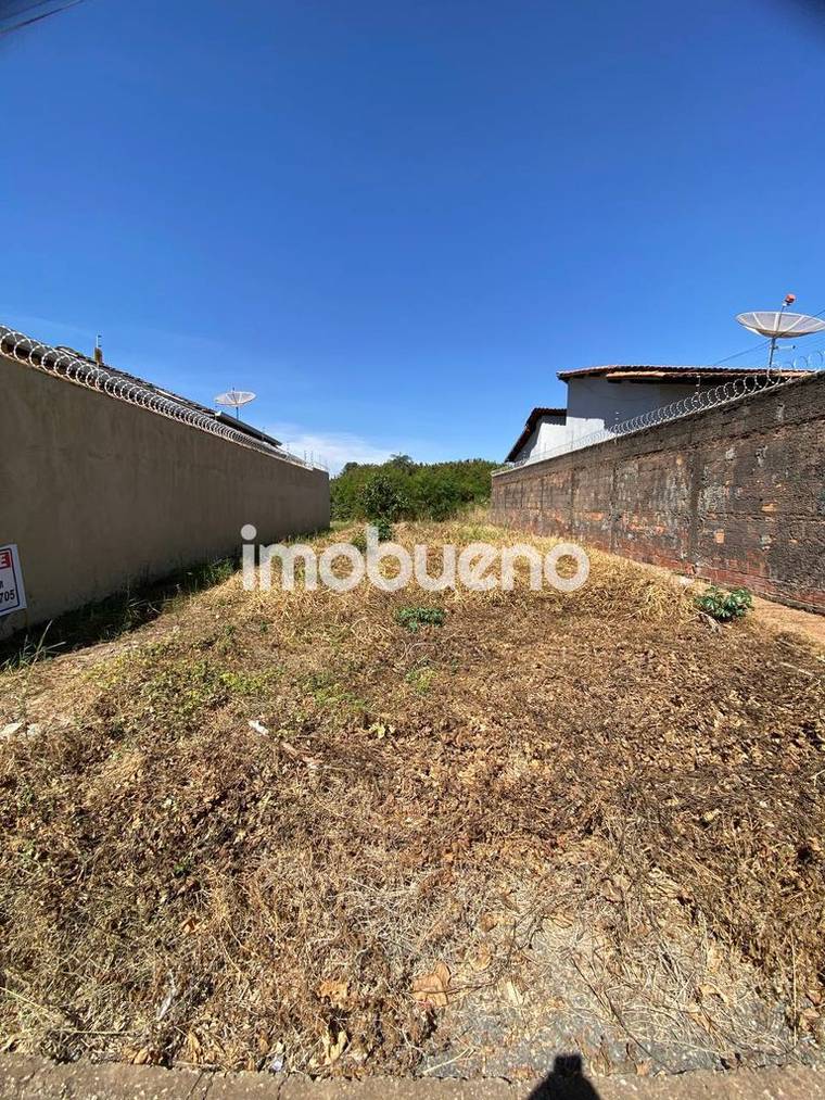 Terreno plano de 250 m² no Centro de Formosa próximo ao Laguinho do Vovô em Centro