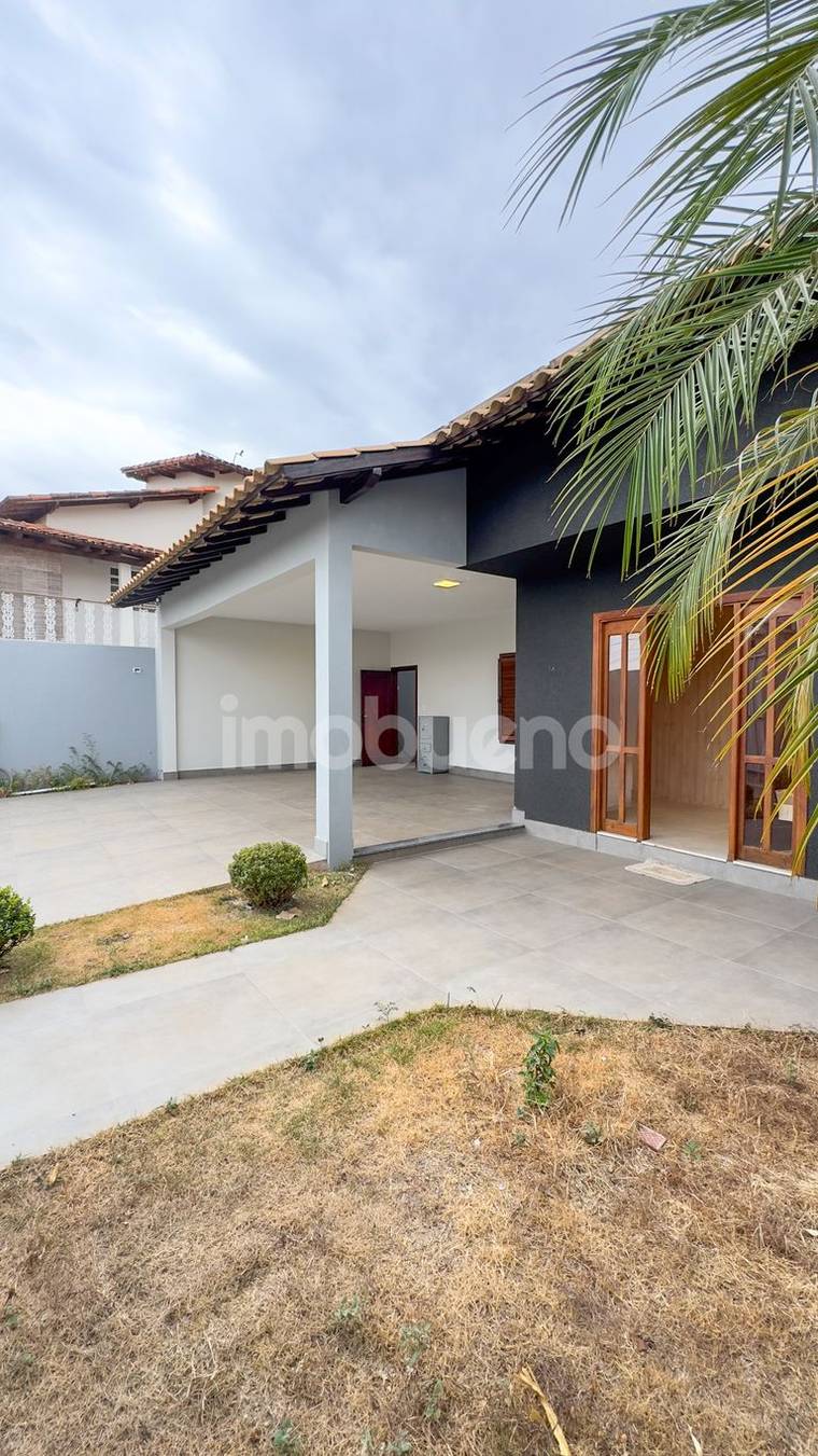 Casa à Venda com piscina, 3 quartos sendo 3 suítes no Centro. em Centro