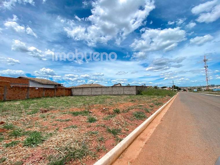 Terreno plano de 405 m² na Avenida Central do Jardim Triângulo em Jardim Triângulo