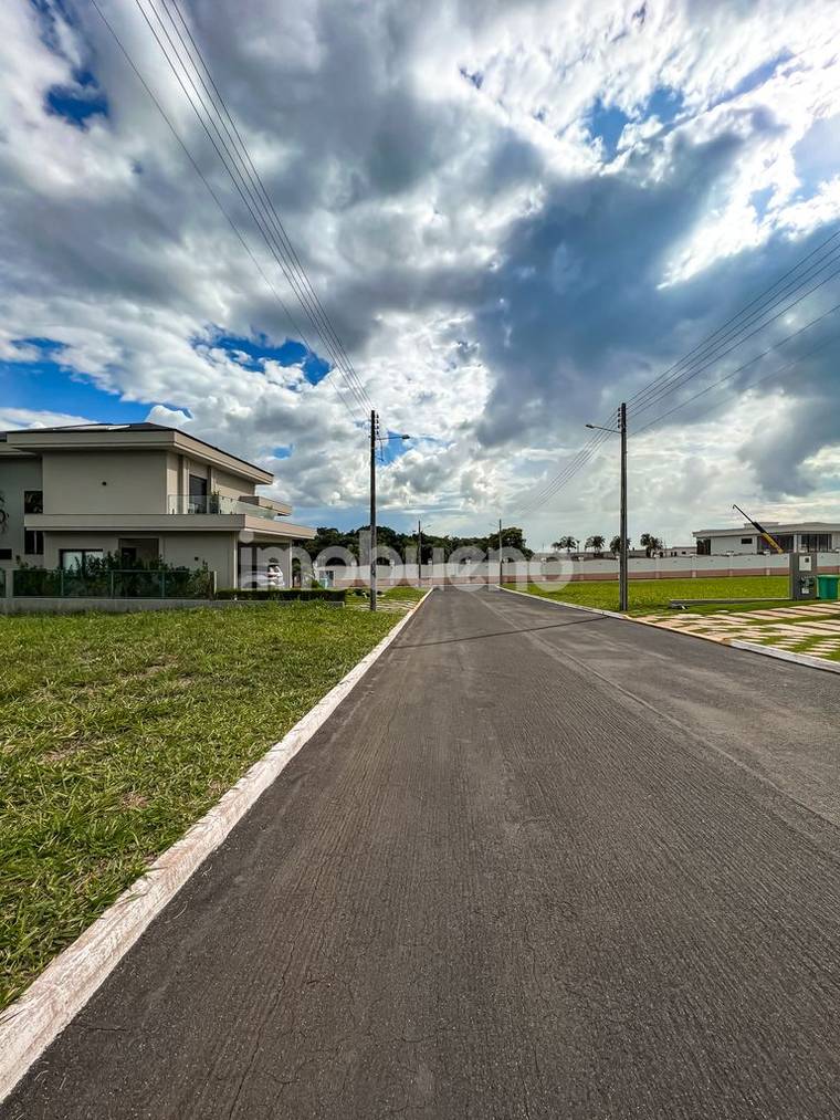 Terreno plano de 900 m² no Residencial Santa Felicidade no Parque do Lago em Setor Sul