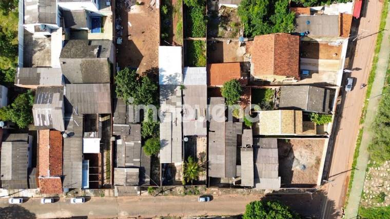 Terreno plano e murado com edícula no Jardim das Américas em Jardim das Américas