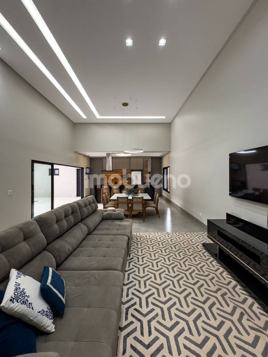Foto 6 de Casa à venda com 3 quartos sendo 2 suítes no Jardim Triângulo. 251m².