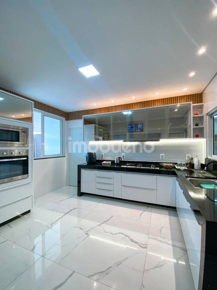 Casa a venda no centro com alto padrão com 3 quartos sendo 1 suíte, 280,6m² em Centro
