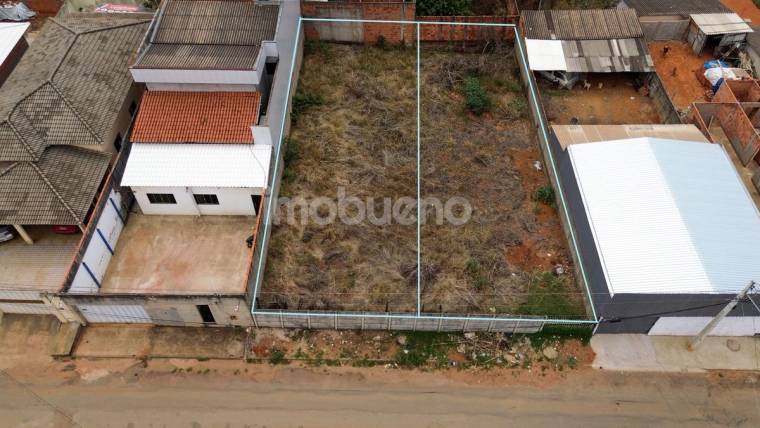 Terreno murado de 300 m² no bairro Vila Carolina em Vila Carolina