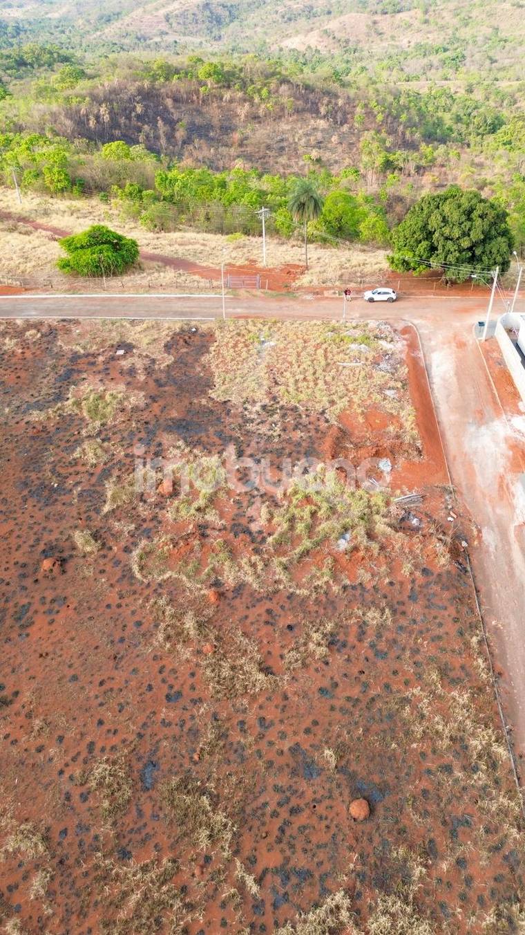 Terreno de 744 m² em rua asfaltada no Parque das Laranjeiras em Parque das Laranjeiras