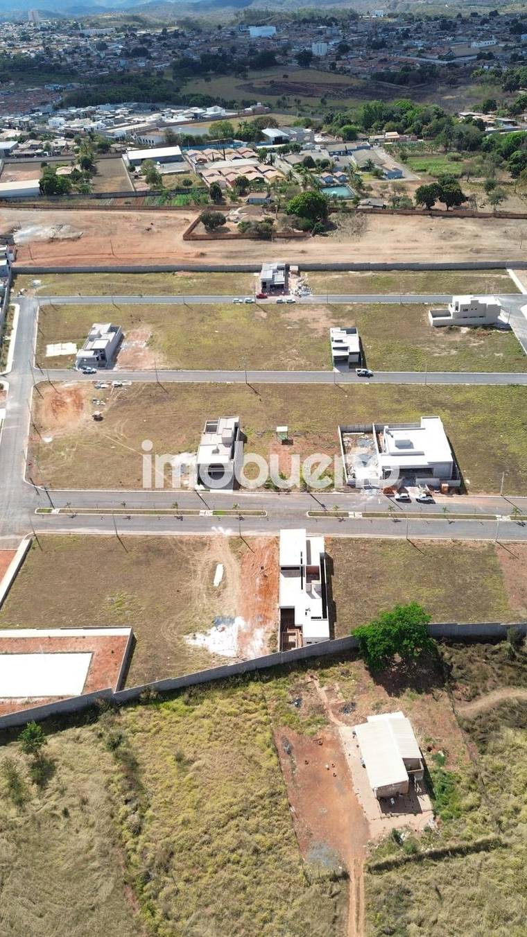 Terreno de 300 m² no Condomínio Golden Place no Parque Vila Verde em Parque Vila Verde