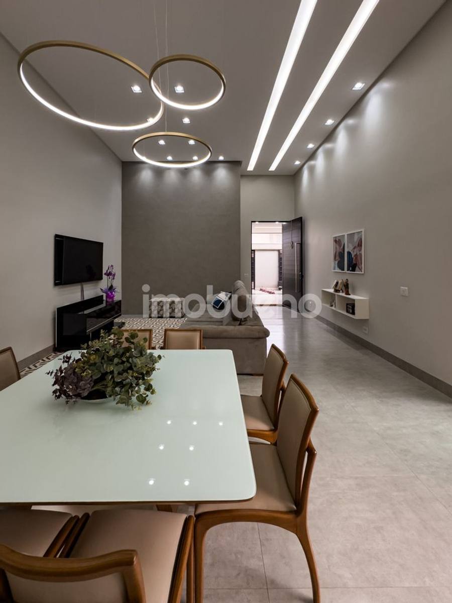 Foto 12 de Casa à venda com 3 quartos sendo 2 suítes no Jardim Triângulo. 251m².