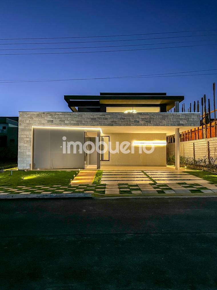 Casa térrea de 228 m² com 3 suítes no Condomínio Santa Felicidade em Setor Sul