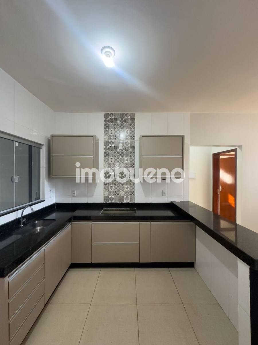 Foto 5 de Casa no Setor Sul com 3 quartos (2 suítes), gourmet e energia solar.