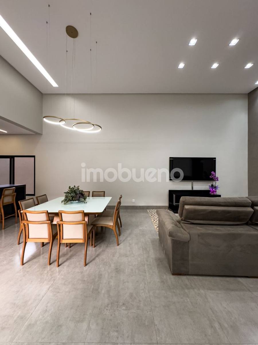 Foto 11 de Casa à venda com 3 quartos sendo 2 suítes no Jardim Triângulo. 251m².