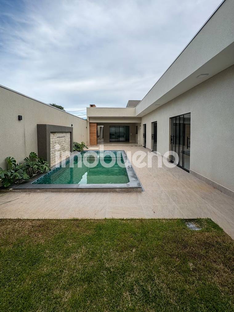 Casa de 200 m² com 4 quartos e garagem para 2 carros no Parque Serrano em Parque Serrano
