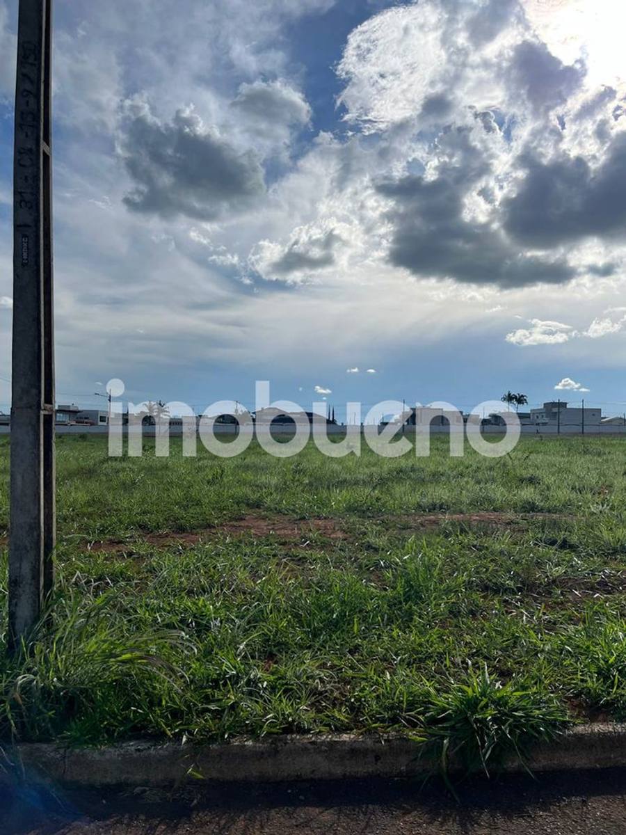 Foto 4 de Terreno de 300 m² próximo ao Condomínio Santa Felicidade no Parque Lago