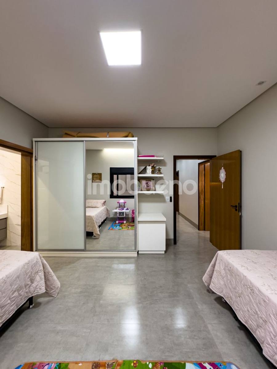 Foto 33 de Casa à venda com 3 quartos sendo 2 suítes no Jardim Triângulo. 251m².