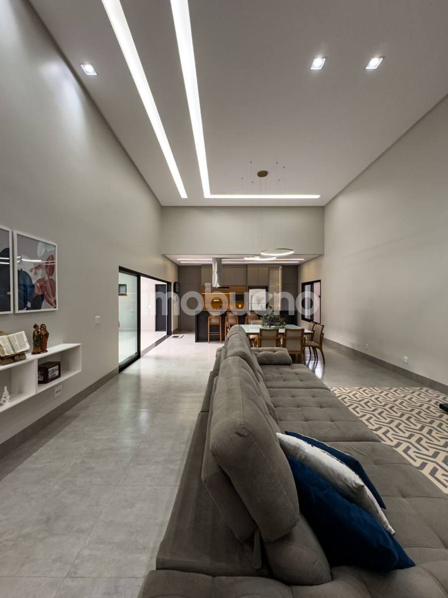 Foto 7 de Casa à venda com 3 quartos sendo 2 suítes no Jardim Triângulo. 251m².