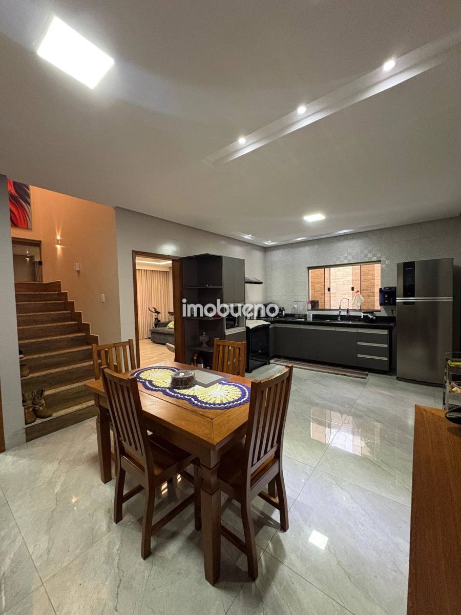 Foto 9 de Sobrado com 3 Suítes e 198m² no Bairro Formosinha
