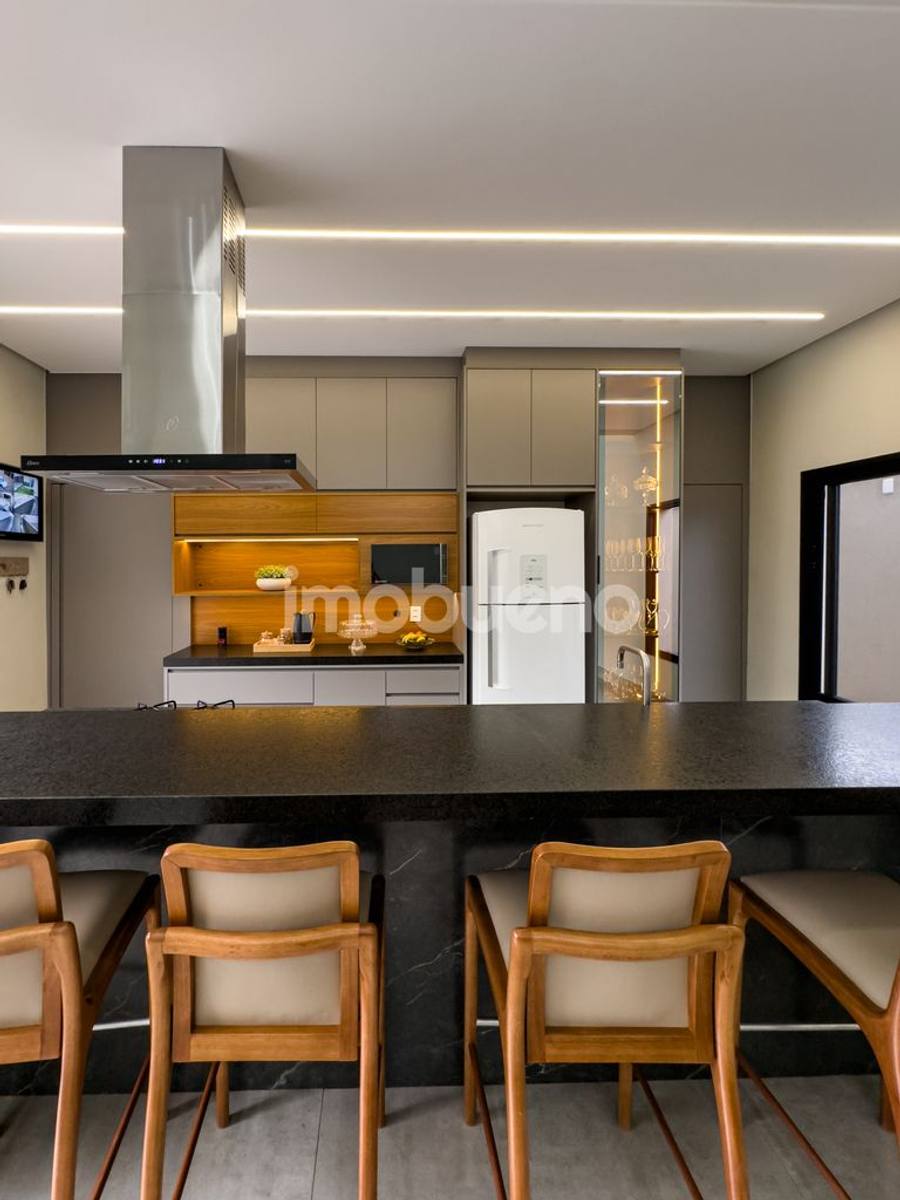 Foto 13 de Casa à venda com 3 quartos sendo 2 suítes no Jardim Triângulo. 251m².