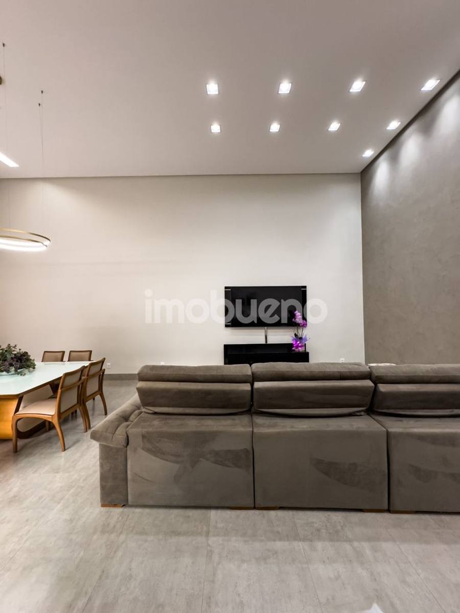Foto 10 de Casa à venda com 3 quartos sendo 2 suítes no Jardim Triângulo. 251m².