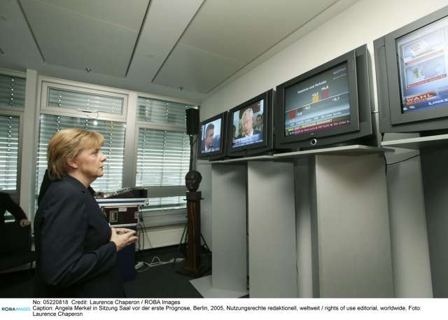 Angela Merkel vor der ersten Wahlprognose. Berlin, 2005.