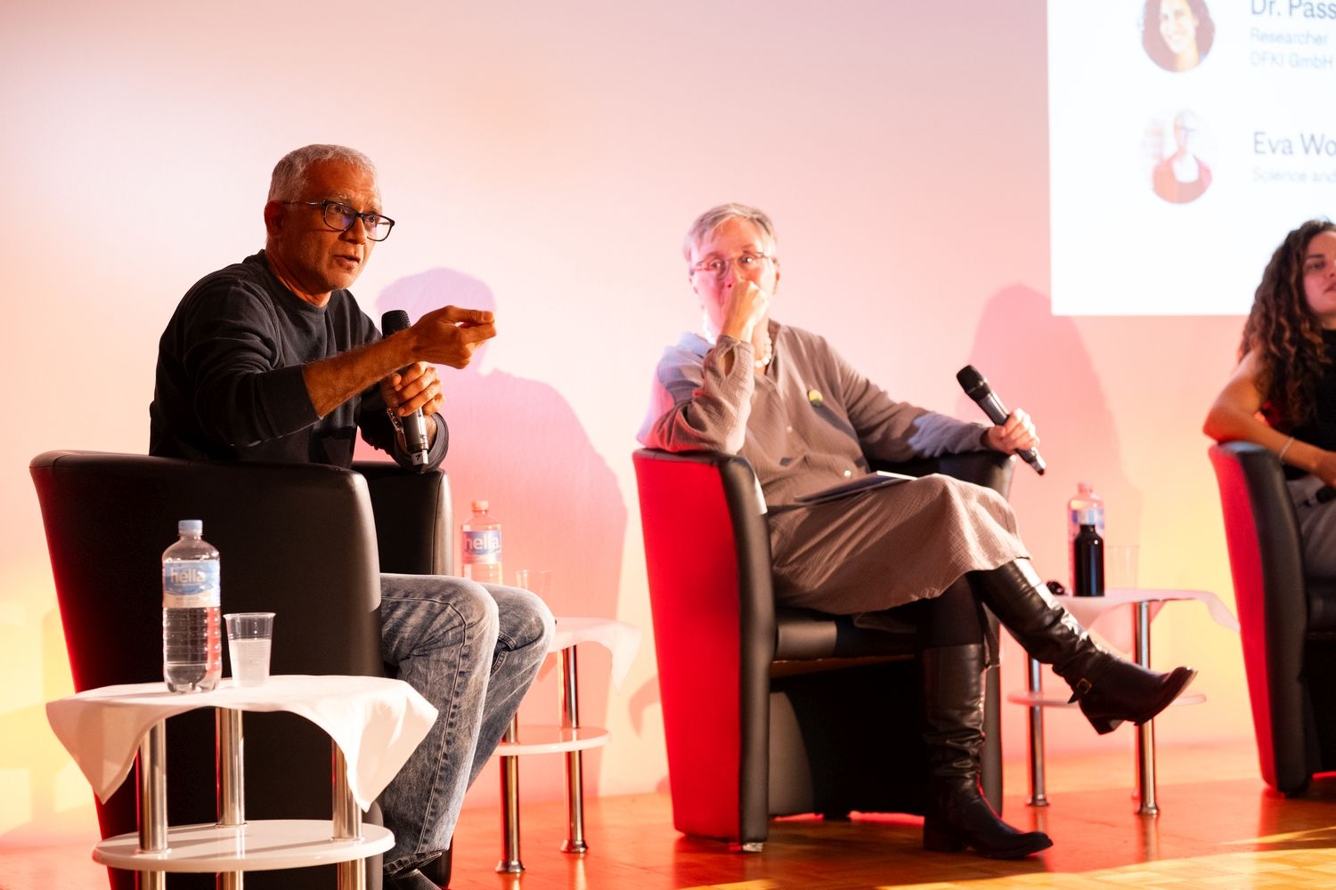 Panel "Threat or Benefit? AI, the unconscious, and the reshaping of history" with Anil Ananthaswamy, Joanna J. Bryson