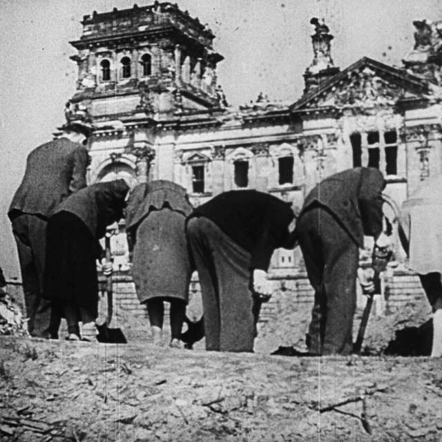 Reconstruction after WWII / Wiederaufbau nach dem Zweiten Weltkrieg - Berlin im Aufbau (DEFA02164), Reichstag in Berlin Reconstruction after WWII / Wiederaufbau nach dem Zweiten Weltkrieg - Berlin im Aufbau (DEFA02164), Reichstag in Berlin
