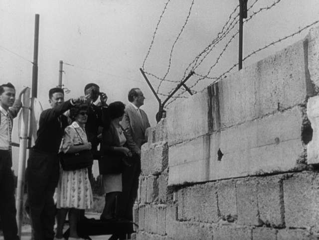 Building the Berlin Wall / Mauerbau - Blick in die Welt 1962/33 (BIDW20460)