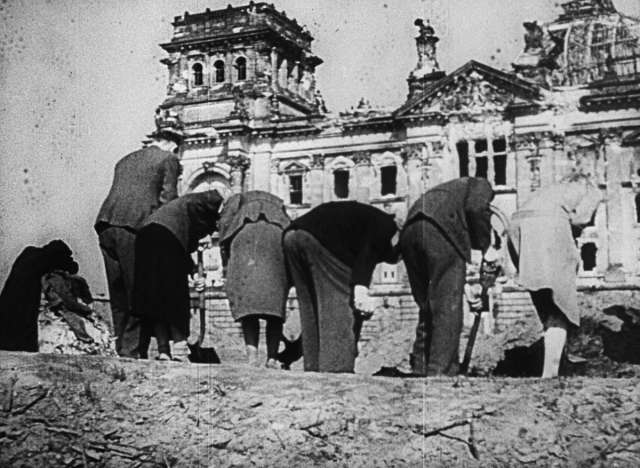 Reconstruction after WWII / Wiederaufbau nach dem Zweiten Weltkrieg - Berlin im Aufbau (DEFA02164), Reichstag in Berlin