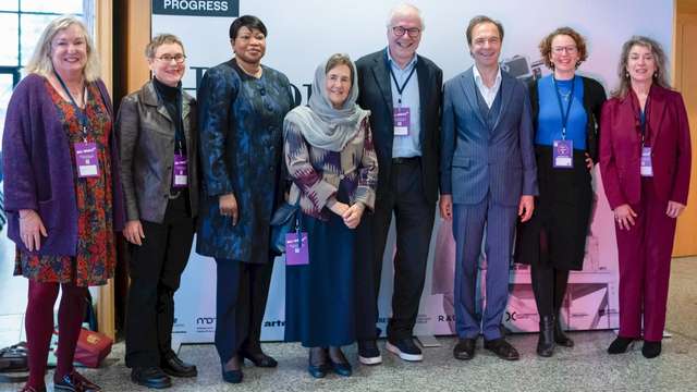 History Summit: Elizabeth Klinck, Angela Steidele, HE Dr. Fatou Bensouda, Former First Lady of Afghanistan Rula Ghani, Erik van de Loo, PROGRESS CEO Gunnar Dedio, Anaïs Roth MDR, Louise Rosen (PROGRESS Program Director) History Summit: Elizabeth Klinck, Angela Steidele, HE Dr. Fatou Bensouda, Former First Lady of Afghanistan Rula Ghani, Erik van de Loo, PROGRESS CEO Gunnar Dedio, Anaïs Roth MDR, Louise Rosen (PROGRESS Program Director)