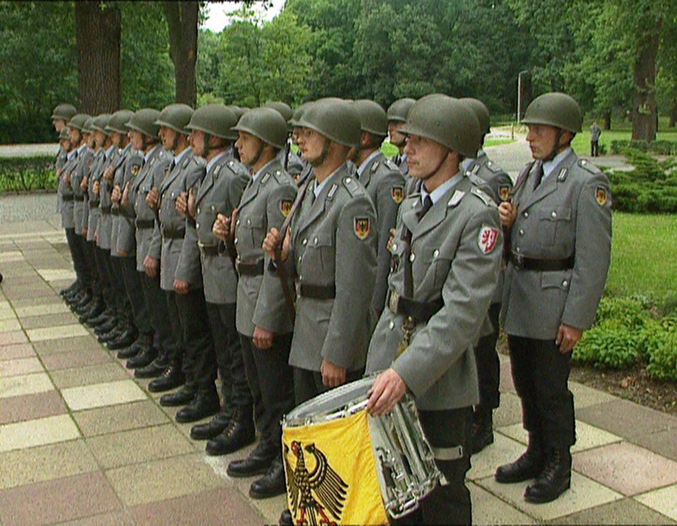 Kohl besucht Kaserne in Brandenburg (DEFA10313_1) - Bundeswehr