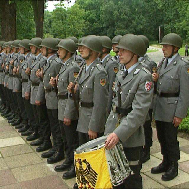 Kohl besucht Kaserne in Brandenburg (DEFA10313_1) - Bundeswehr Kohl besucht Kaserne in Brandenburg (DEFA10313_1) - Bundeswehr