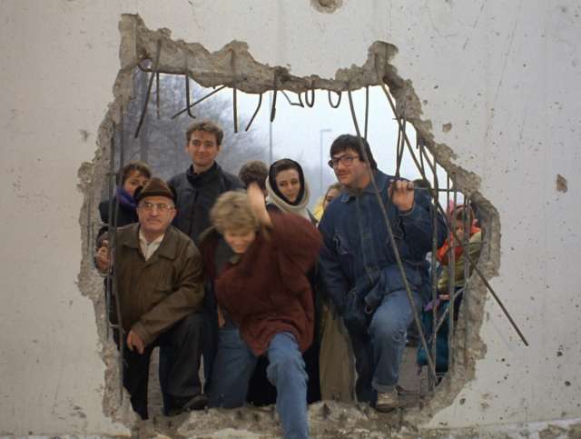 Fall of the Berlin Wall / Mauerfall - Die Mauer (DEFA06797)