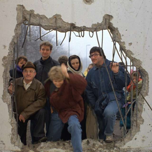 Fall of the Berlin Wall / Mauerfall - Die Mauer (DEFA06797) Fall of the Berlin Wall / Mauerfall - Die Mauer (DEFA06797)