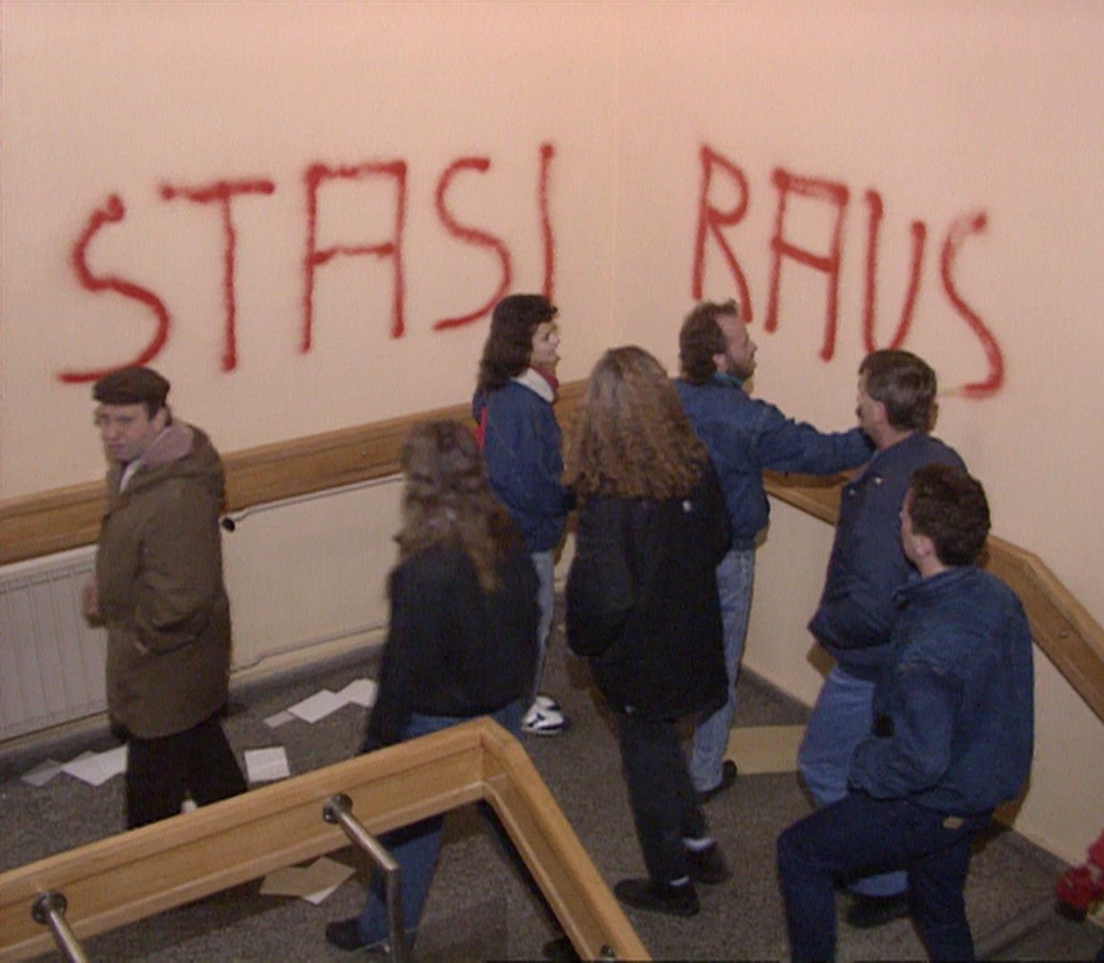 Einnahme des Stasi-Gebäudes Normannenstraße (DEFA07498)