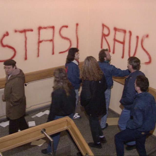 Einnahme des Stasi-Gebäudes Normannenstraße (DEFA07498) Einnahme des Stasi-Gebäudes Normannenstraße (DEFA07498)