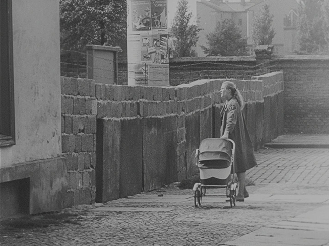 Mauer - Blick in die Welt