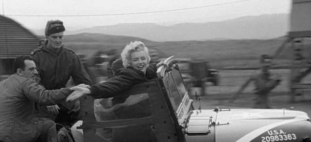 Marilyn Monroe Shows in Korea (H00037) Marilyn Monroe Shows in Korea (H00037)