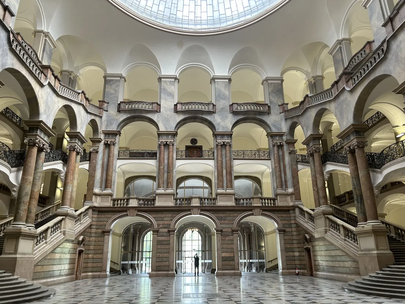 Atrium eines deutschen Gerichtsgebäudes / Atrium of a German courthouse