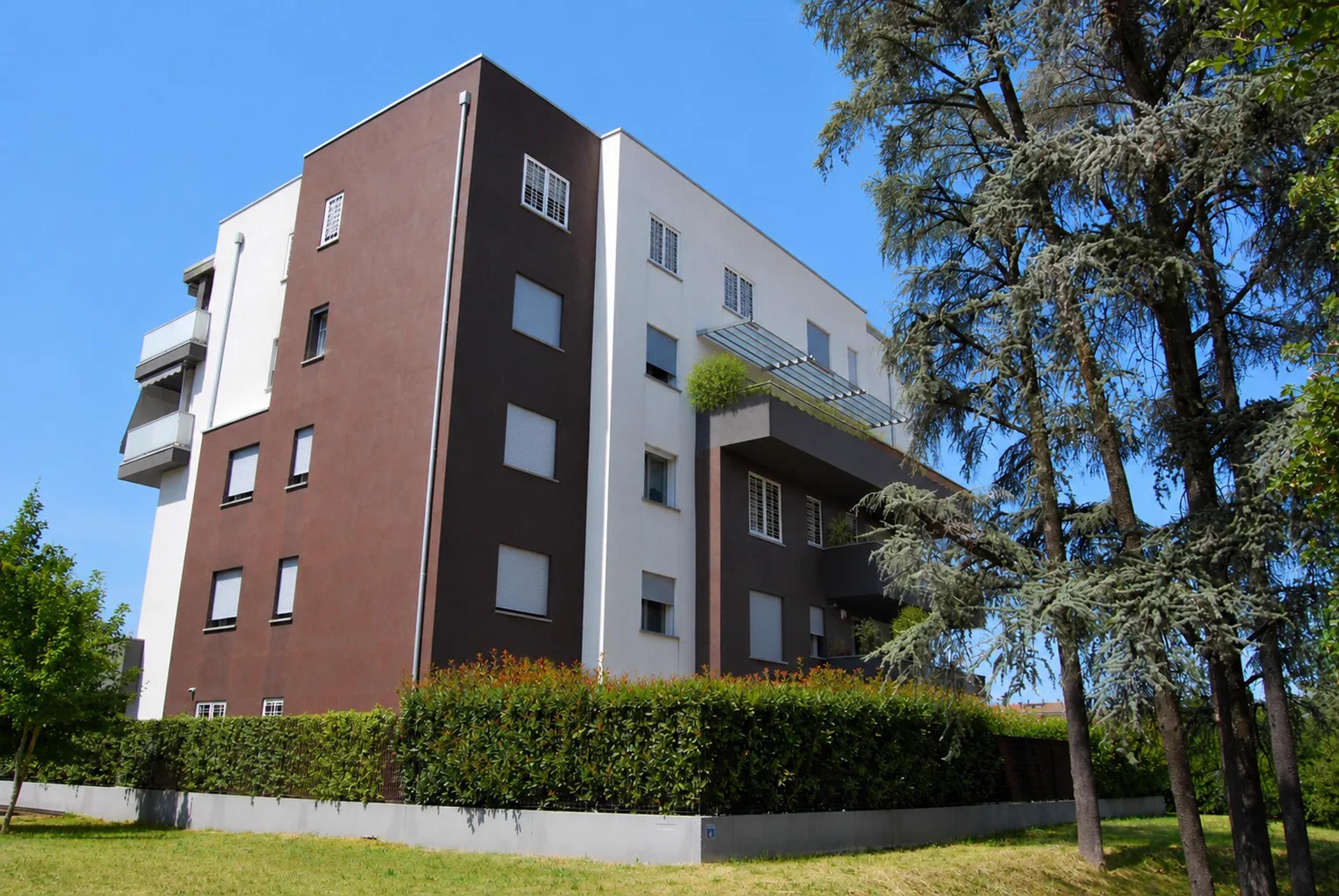 L'edificio tra il verde
