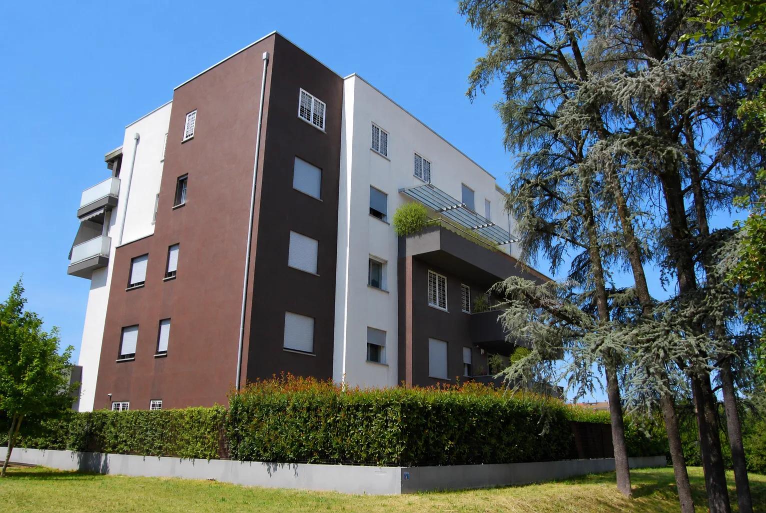 L'edificio tra il verde