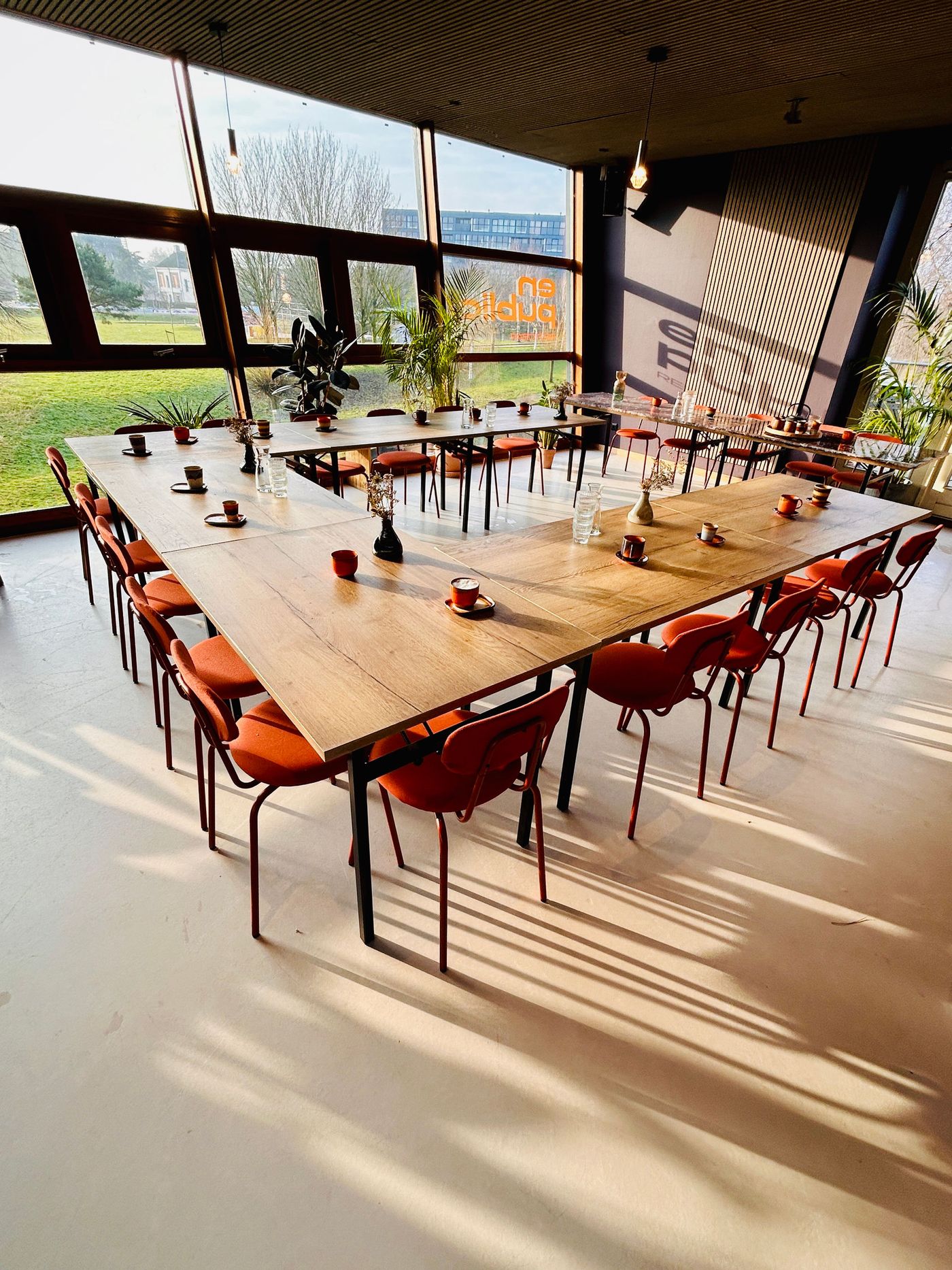 Boardroom-opstelling met daglicht